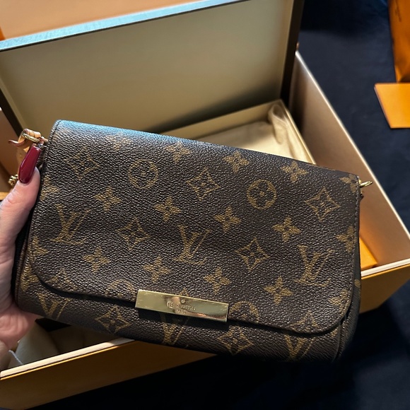 Louis Vuitton Handbags - Favourite MM with box